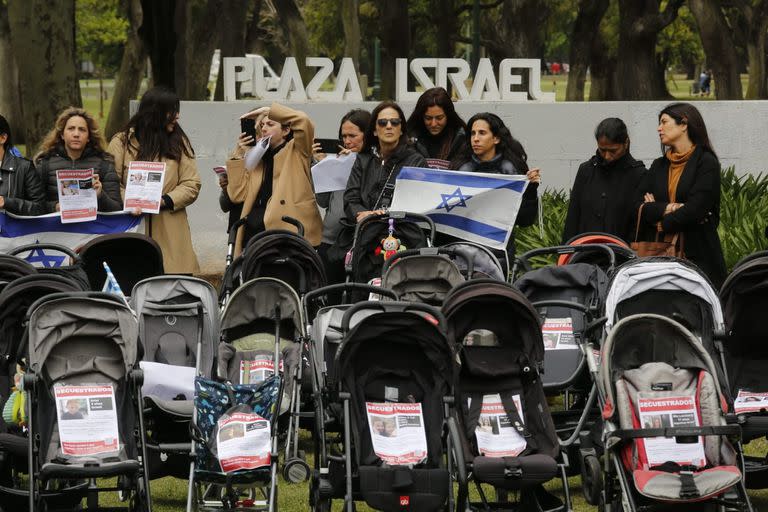 Se realizó un acto en Plaza Israel para pedir por la liberación de los niños secuestrados por Hamas