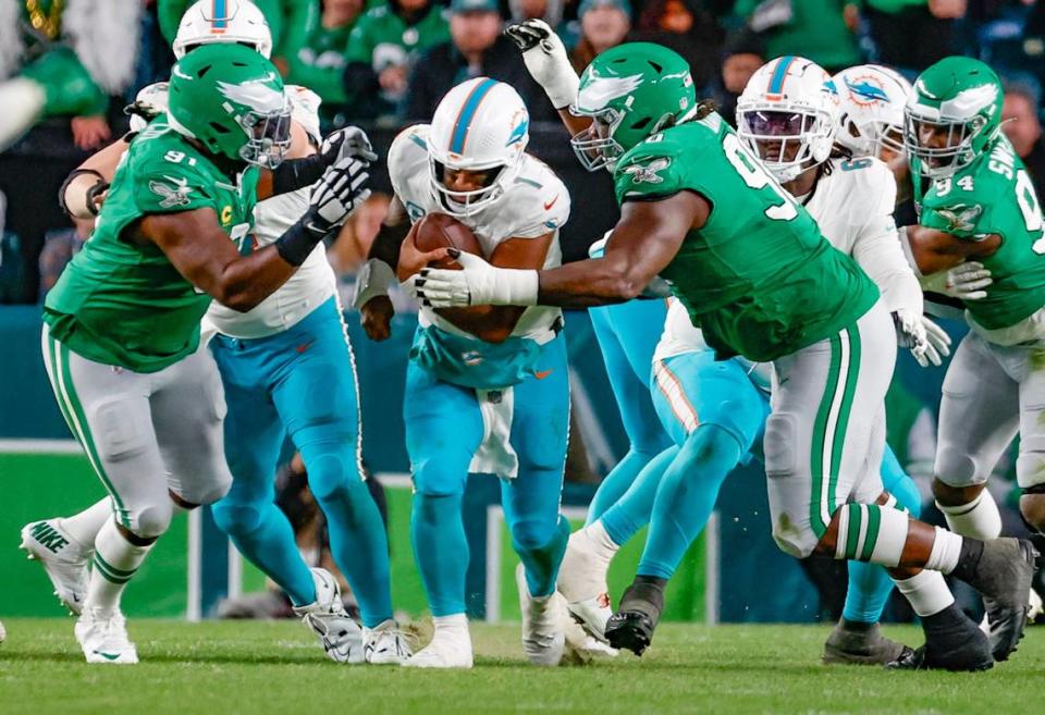 El quarterback de los Dolphins Tua Tagovailoa es detenido por el defensive tackle de los Eagles Fletcher Cox (izq.) y el defensive tackle Jordan Davis, en el último cuarto del partido celebrado el 22 de octubre de 2023 en Filadelfia.