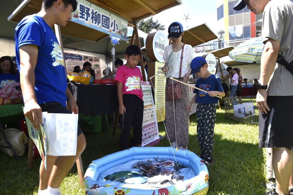 體驗野柳國小釣魚活動 (新北教育局提供)