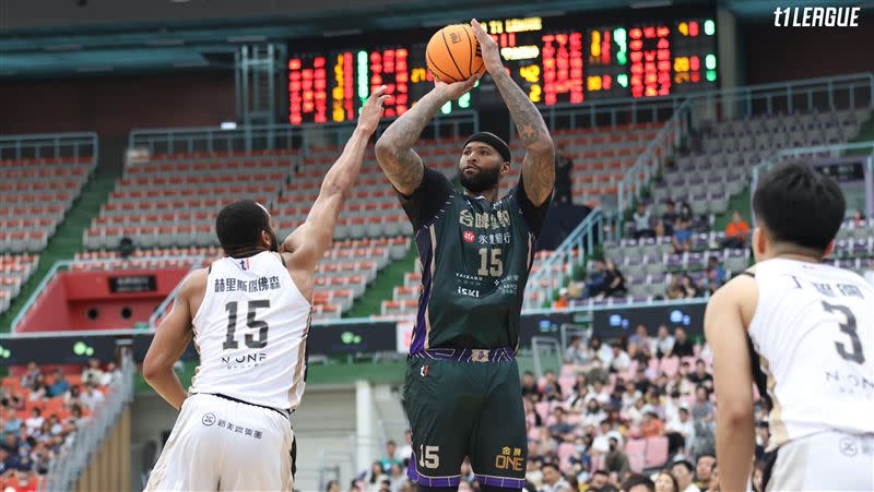 台啤雲豹NBA級球星卡森斯（DeMarcus Cousins）。（圖／T1聯盟提供）