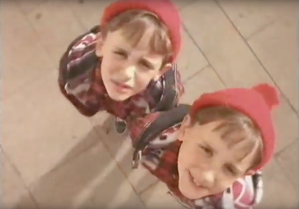 Stephan und Michael Tönjes als Kinder. (Bild-Copyright: YouTube)