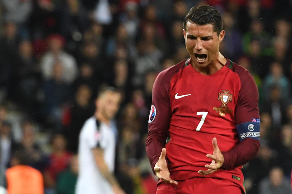 El delantero portugués Cristiano Ronaldo se lamenta tras perder una oportunidad de gol durante el partido ante Austria por el Grupo F de la Eurocopa 2016 en el Parque de los Príncipes, en París, el 18 de junio de 2016. (AFP | FRANCISCO LEONG)