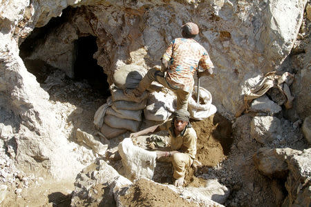 FILE PHOTO: Artisanal miners work at Tilwizembe, a former industrial copper-cobalt mine outside Kolwezi, the capital city of Lualaba Province in the south of Democratic Republic of Congo, June 11, 2016. REUTERS/Kenny Katombe/File Photo/File Photo