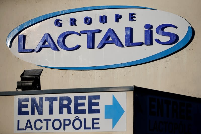 Des discussions entre les producteurs de lait et le géant laitier Lactalis ont repris vendredi en fin de journée à la préfecture de Mayenne, à Laval, après l'échec de négociations dans la nuit à Paris. /Photo prise le 23 août 2016/REUTERS/Stephane Mahé