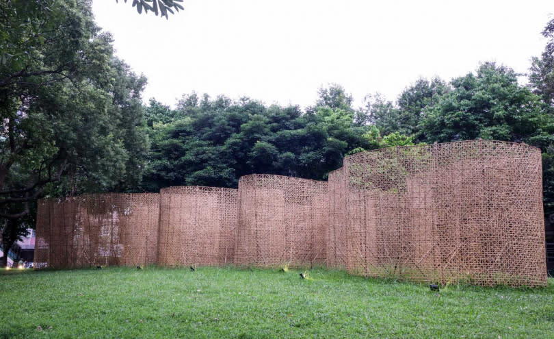 游文富的〈流動〉以竹製迷宮反映人們生活的混沌與迷惘，也彷彿一張巨網捕捉生命的種種片刻，作品展於信義安康公園。（圖／趙文彬攝）
