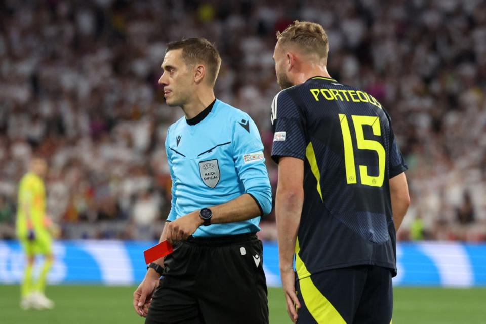 Ryan Porteous fue expulsado antes del descanso por una entrada de terror que concedió un penalti (Getty Images)