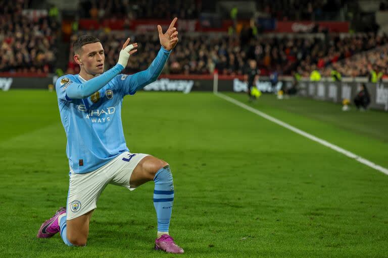 Phil Foden, delantero del Manchester City, celebra como 'El Francotirador' tras anotar el segundo tanto de su equipo ante el Brentford en febrero del 2024, por la Premier League