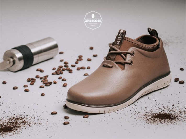 15 杯咖啡渣打造一雙環保雨靴。（22製夢所提供）