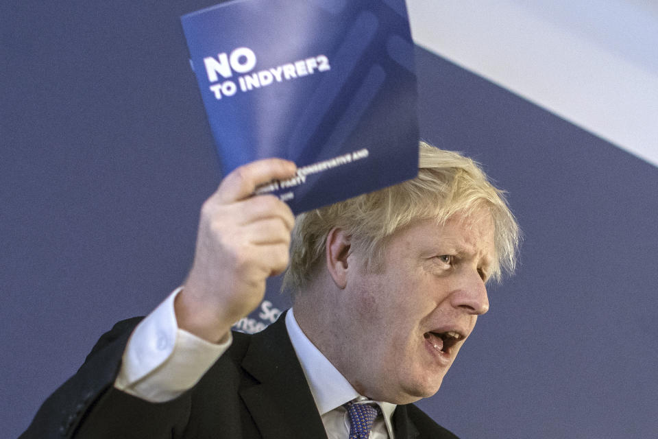 Boris Johnson haciendo campaña en Escocia. (Dan Kitwood/Pool Photo via AP)