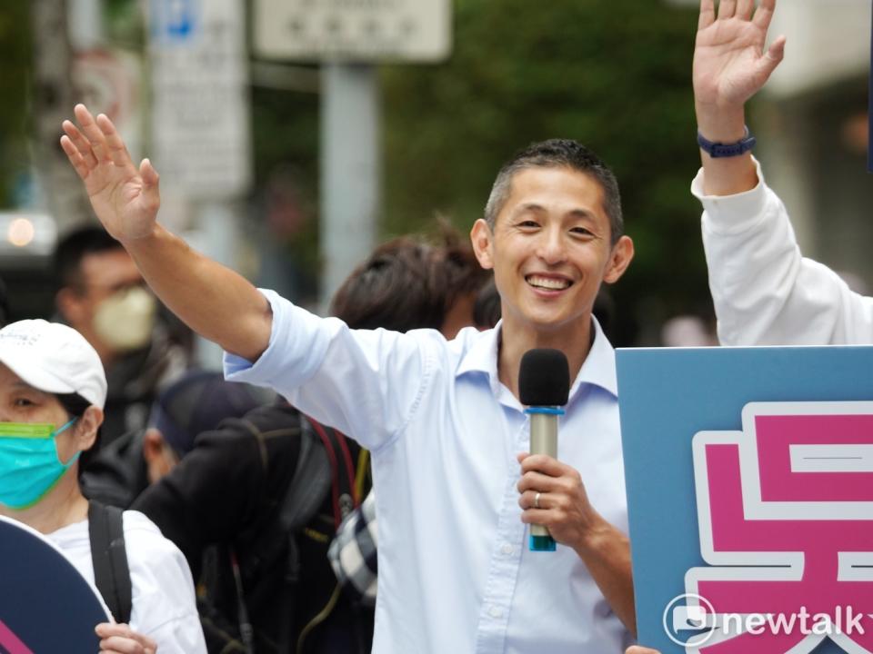 民進黨立委參選人吳怡農在捷運松江南京站出口外向市民打招呼，尋求支持。   圖：張良一/攝