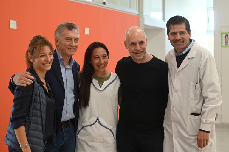 Soledad Acuña, Mauricio Macri y Horacio Rodríguez Larreta con docentes de Pompeya