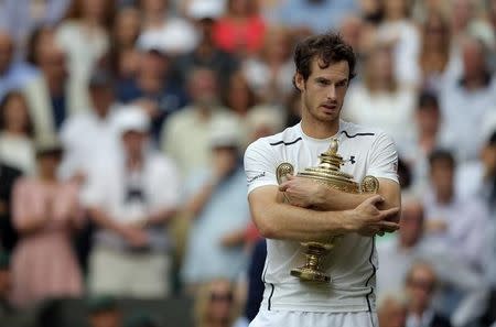 Murray hugged the trophy as though he never wanted to let it go. (REUTERS/Andrew Couldridge)