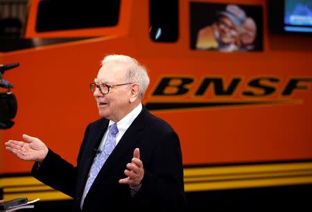 Berkshire Hathaway Chairman Warren Buffett talks in front of a mock BNSF railroad engine at the Berkshire Hathaway annual meeting in Omaha May 1, 2010. REUTERS/Rick Wilking