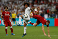 <p>Das Spiel zwischen den beiden Top-Klubs verlief trotz etlicher Zweikämpfe und der üblichen internationalen Härte über weite Strecken fair. Hier geraten Madrids Marcelo und Liverpools Milner aneinander. (Bild: Reuters) </p>