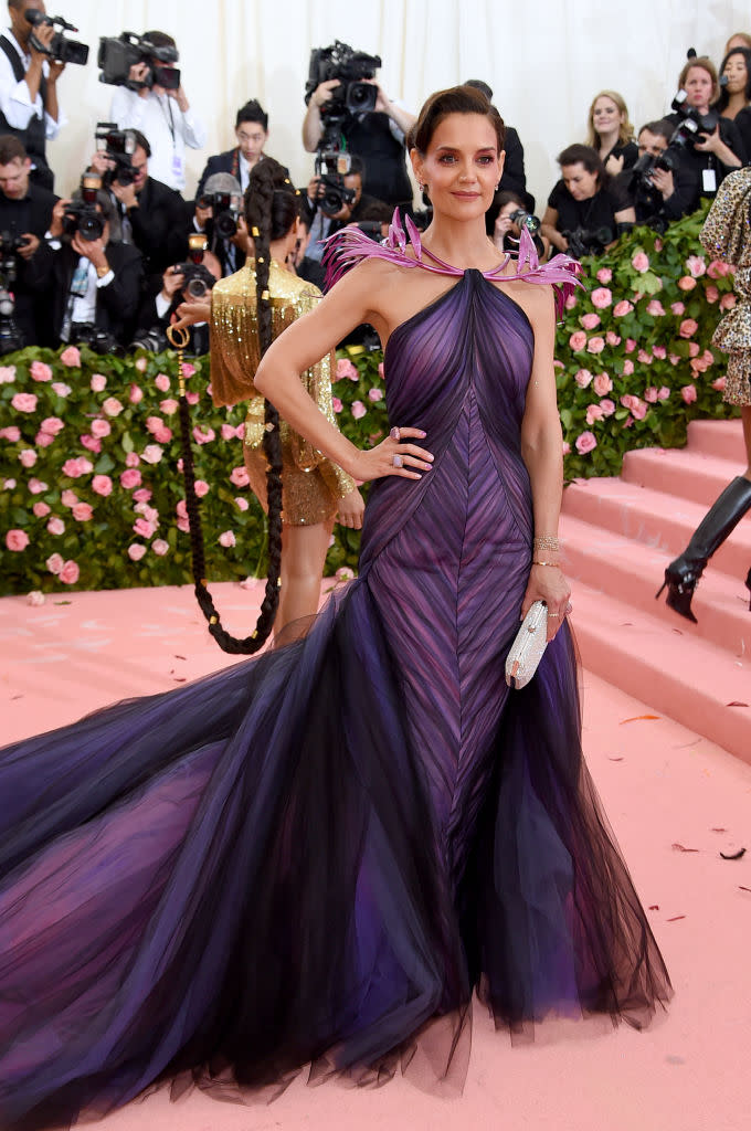 <p>Aunque el traje en tul violeta con plumas en la línea del cuello es algo más arriesgado, no estaba en la línea estrambótica del tema de la gala, “Camp”. Es un vestido ideal para un estreno de Hollywood.<br>(Photo by Jamie McCarthy/Getty Images) </p>