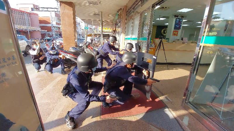 林園警分局防搶演練　過程逼真提升防衛意識