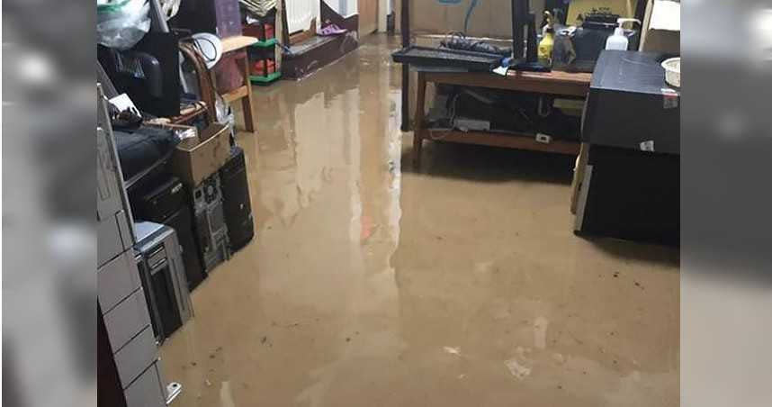 彰化縣昨日深夜降下大雨，有民眾發現自家遭泥流灌入，趕緊通報消防局到場。（圖／翻攝畫面）