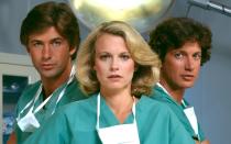 Zu Beginn seiner Karriere spielte Alec Baldwin in gleich zwei Ärzte-Soaps mit, von 1980 bis 1982 in "The Doctors", danach in der kurzlebigen Serie "Cutter to Houston" (Bild, links, mit Shelley Hack und Jim Metzler), die 1983 nur neun Folgen lang im US-Fernsehen lief. (Bild: CBS Photo Archive/Getty Images)