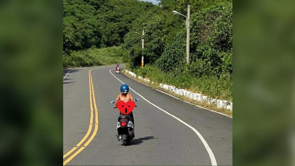 網友在墾丁路上看到一名比基尼辣妹用特殊的騎車方式在騎車。 （圖／翻攝自爆廢公社臉書）