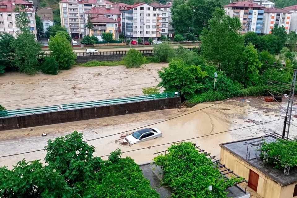 土耳其西北部城市宗古爾達克連日豪雨，圖為一輛車10日泡在洪水中，一旁的河已成泥流。美聯社