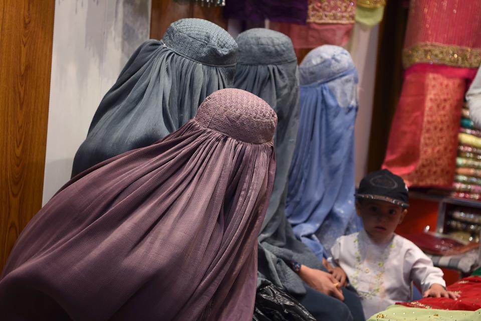 在嚴格的伊斯蘭律法中，女性無法享有受教權、工作權，不允許在沒有男性家屬陪同下出門，外出時還必須穿著全身包裹的「布卡」（burqa又稱為chadari）. (Photo by WAKIL KOHSAR / AFP) (Photo by WAKIL KOHSAR/AFP via Getty Images)