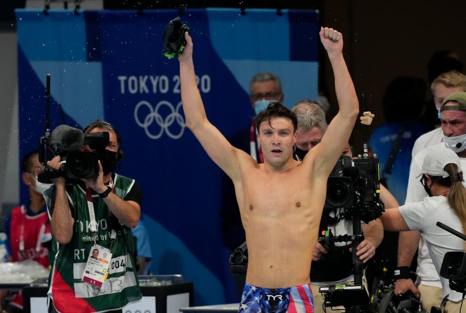 Bobby Finke celebrates after winning gold in the men's 1,500-meter freestyle.