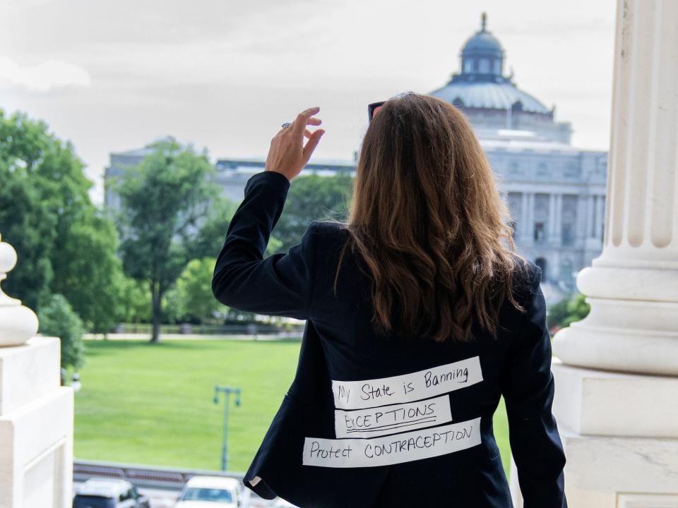 Mace con una chaqueta con un mensaje en la espalda en el Capitolio en julio de 2022.