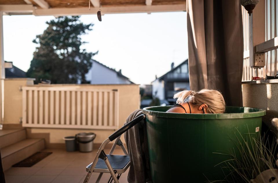 Für Bahar Ayra ist auch das Tauchen in der Eistonne Bestandteil ihres monatelangen Trainings. (Bild: WDR / Benjamin Kahlmeyer)