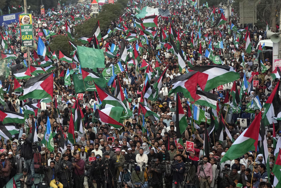 Simpatizantes del partido político Jamaat-e-Islami gritan consignas durante una protesta contra los ataques aéreos israelíes y para mostrar su solidaridad con el pueblo palestino que vive en la Franja de Gaza, el domingo 14 de enero de 2024, en Karachi, Pakistán. (AP Foto/Fareed Khan)