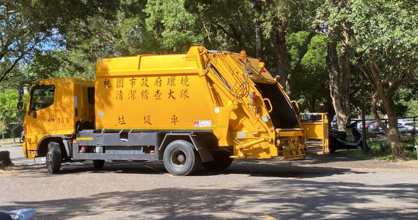 一名垃圾車回收車清潔隊人員，列出11點提醒民眾如何正確分類回收物品。圖僅示意，非當事垃圾車。（示意圖／翻攝自photoAC）