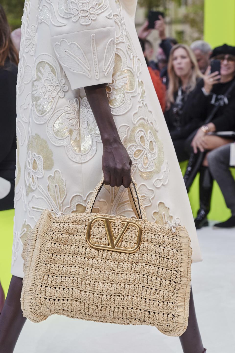 <h1 class="title">Valentino</h1><cite class="credit">Photo: GoRunway.com</cite>