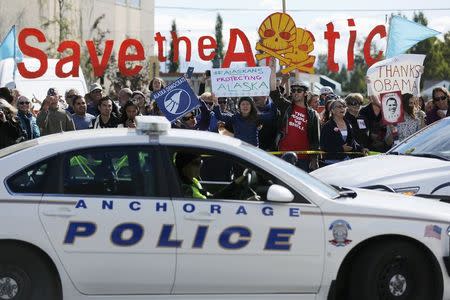 People protesting against Shell Oil greet U.S. President Barack Obama's motorcade as he arrives to deliver remarks to the GLACIER Conference at the Dena'ina Civic and Convention Center in Anchorage, Alaska August 31, 2015. REUTERS/Jonathan Ernst