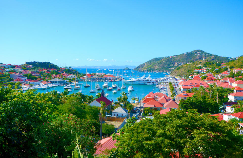 St Barth es conocida por sus hermosas playas vírgenes donde los visitantes pueden tomar el sol, nadar y disfrutar de una amplia gama de deportes acuáticos. (Getty Images)