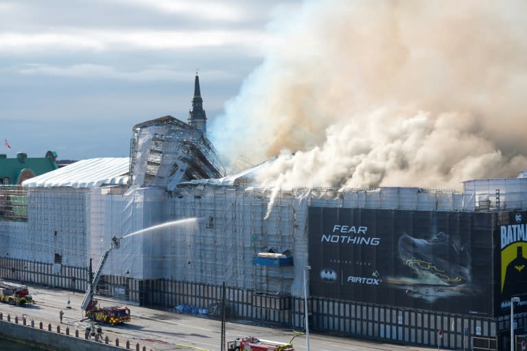 Das meterhohe Feuer an der historischen Börse in Kopenhagen ist den Einsatzkräften zufolge unter Kontrolle: Sie seien dabei, den Brand "endgültig zu löschen", sagte der Chef der Einsatzkräfte, Jakob Vedsted Andersen, am Dienstagnachmittag vor Journalisten in der dänischen Hauptstadt. (Emil Helms)