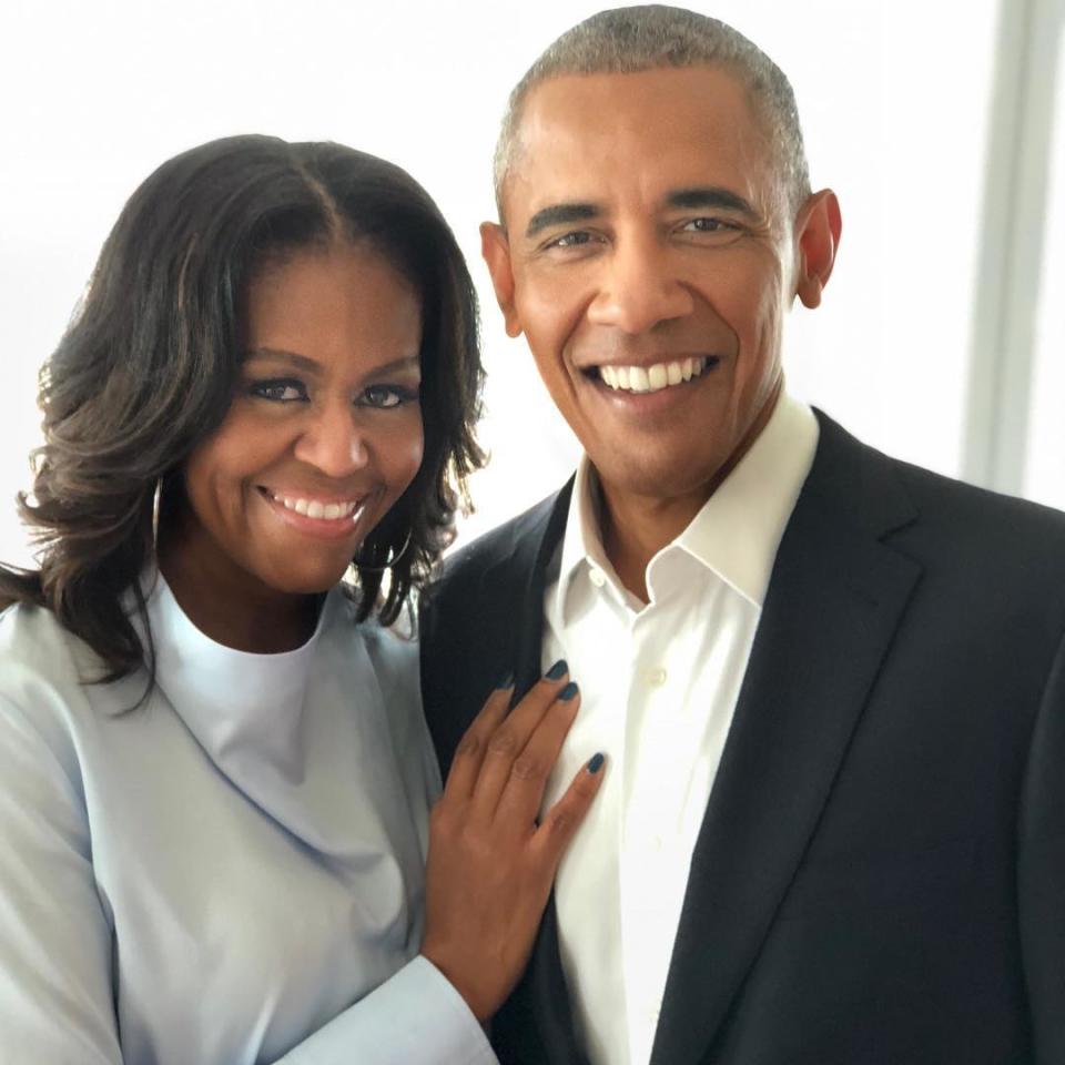 <p>Très vite, le couple entre dans le coeur des Américains. Leur complicité et leurs gestes affectueux, à l’encontre des couples présidentiels habituels, les rendent simples, naturels et proches du peuple. Devenue la première Première dame noire des États-Unis, Michelle Obama est propulsée un peu plus sous le feu des projecteurs. Comme à chaque instant de sa vie, elle veut plus que tout être “à la hauteur” de la fonction. (Crédit : instagram @michelleobama) </p>
