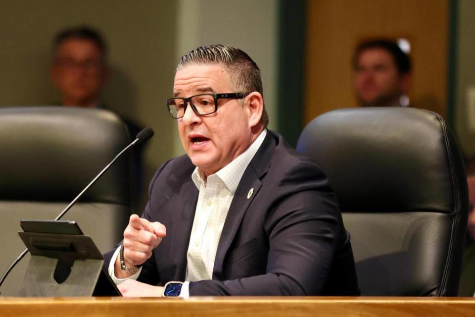 El administrador municipal, Arthur Noriega, pronuncia su discurso durante una reunión especial de la comisión sobre el presupuesto de la ciudad, en el Ayuntamiento de Miami, el lunes 11 de diciembre de 2023.