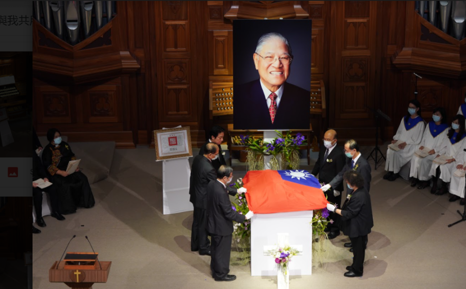 副總統賴清德率五院院長進行慰靈暨覆蓋國旗儀式。    圖：台北市攝影記者聯誼會提供
