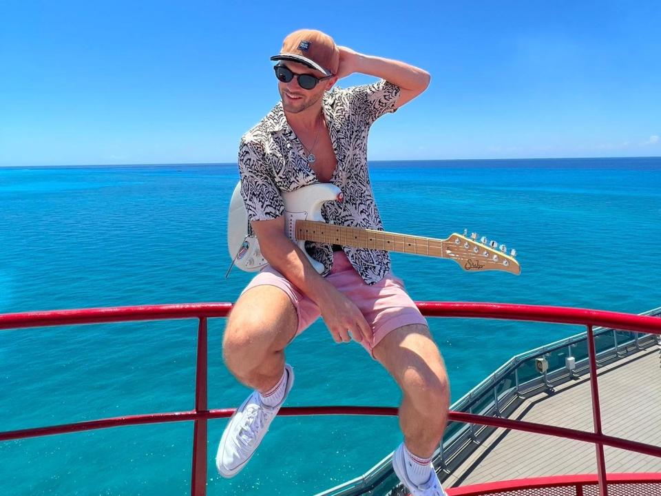 Jack Nolan, 32 Jahre, ist ein englischer Musiker, der auf Kreuzfahrtschiffen lebt und arbeitet. Derzeit spielt er in einer Band auf einem Virgin-Kreuzfahrtschiff, das nur für Erwachsene zugänglich ist. - Copyright: Mit freundlicher Genehmigung von Jack Nolan