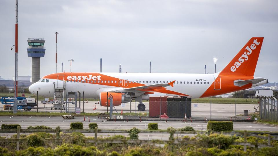 Ein Flugzeug der britischen Fluggesellschaft Easyjet steht auf der Rollbahn des John Lennon Flughafens in Liverpool.