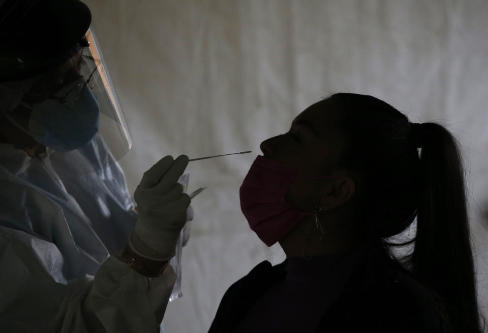 Un trabajador de salud realiza una prueba para detectar COVID-19 el miércoles 14 de abril de 2021, en la Ciudad de México. (AP Foto/Marco Ugarte)