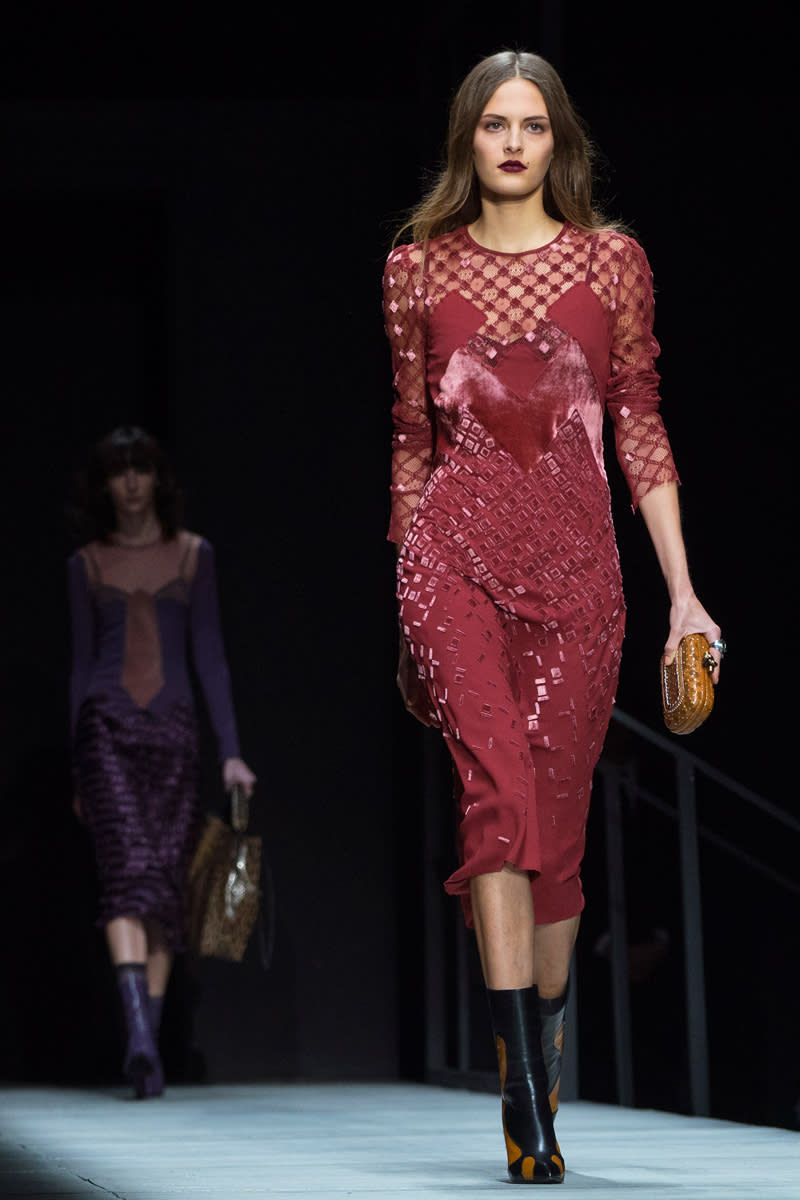 <p>Ganz schön sexy! Bottega Veneta setzte auf der Fashion Week auf die Signalfarbe Rot und Netzoptik. (Bild-Copyright: Craig Ruttle/AP Photo) </p>