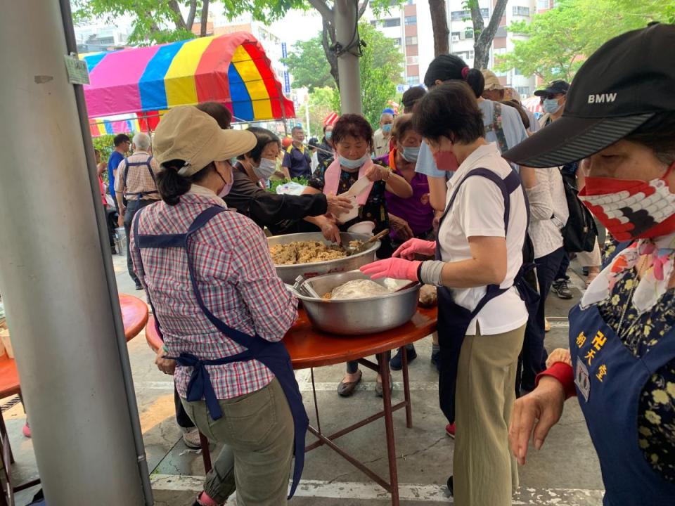 大甲媽祖回鑾彰化城！隨行香客倍增，平安餐供應有如流水席！（圖：李河錫攝）