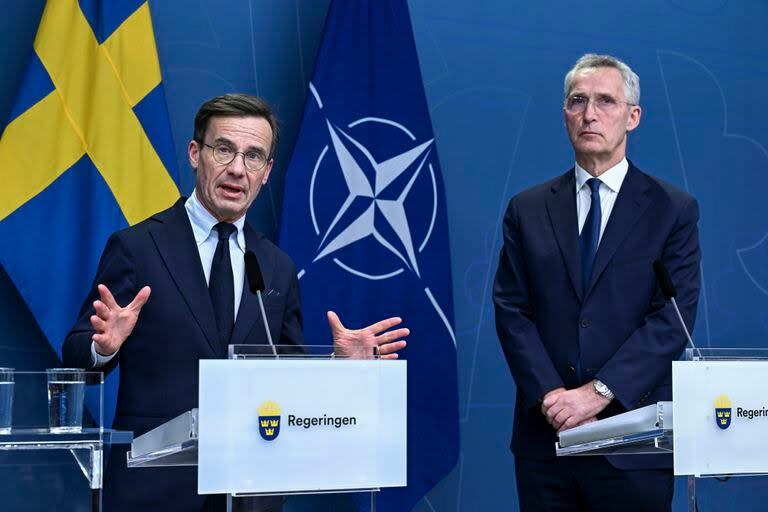 El primer ministro sueco Ulf Kristersson y el secretario general de la OTAN Jens Stoltenberg en Estocolmo, Suecia, el 7 de marzo de 2023. (Jonas Ekstromer/TT News Agency via AP)