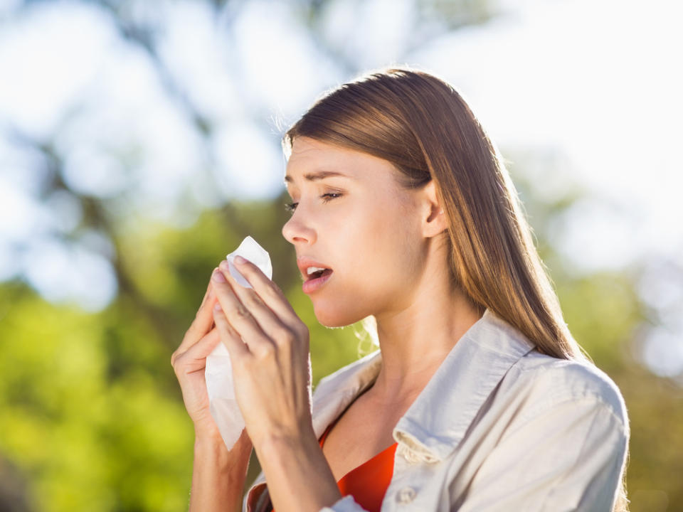 Niesen und Schnupfen sind typische Symptome bei einer Pollenallergie. (Bild: wavebreakmedia/Shutterstock.com)