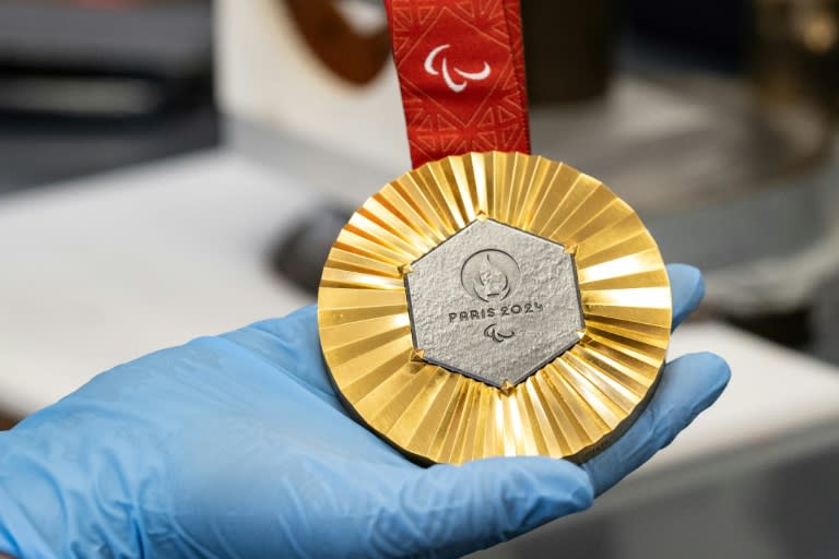 Une médaille d'or pour les Jeux olympiques et paralympiques de Paris avec un morceau hexagonal de métal issu de la tour Eiffel , présentée dans les ateliers de la Monnaie de Paris. Photo prise à Paris le 25 juin 2024 (BERTRAND GUAY)