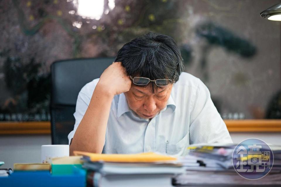 擔任台北市長4年，柯文哲天天7點上班，10點下班，六日更走訪基層，毫無假日。