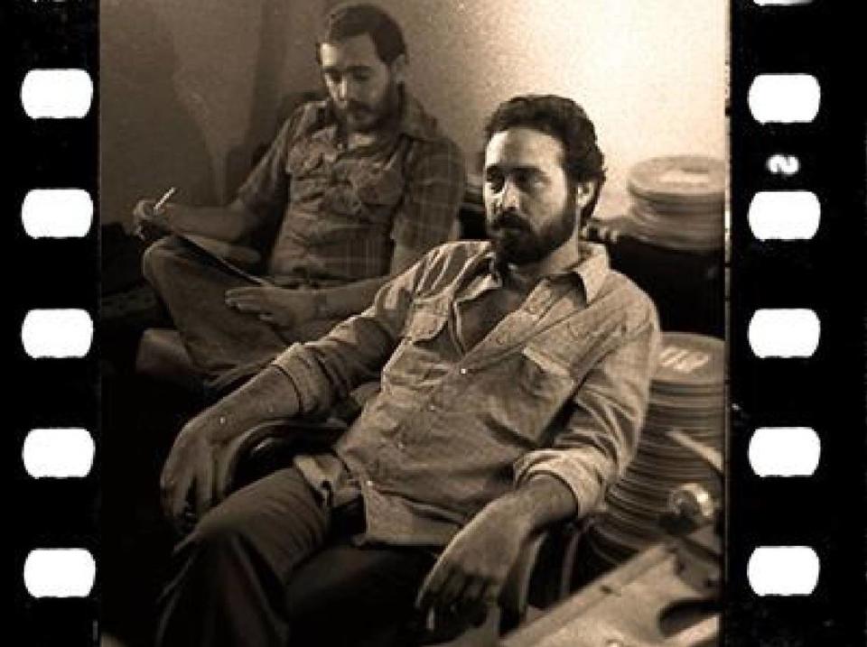 Jorge Abello (primer plano) y el cineasta Rolando Díaz, director de “Los pájaros tirándole a la escopeta”, en un cuarto de edición del Instituto de Cine de Cuba mientras trabajaban en esa película. 