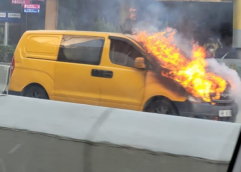 客貨車車頭陷入火海。