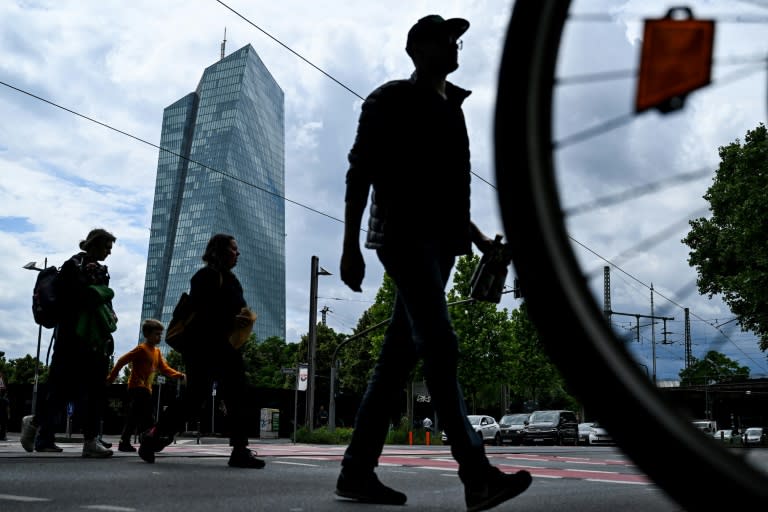 Varias personas pasan frente al edificio sede del Banco Central Europeo, el 5 de junio de 2024 en la ciudad alemana de Fráncfort (Kirill Kudryavtsev)