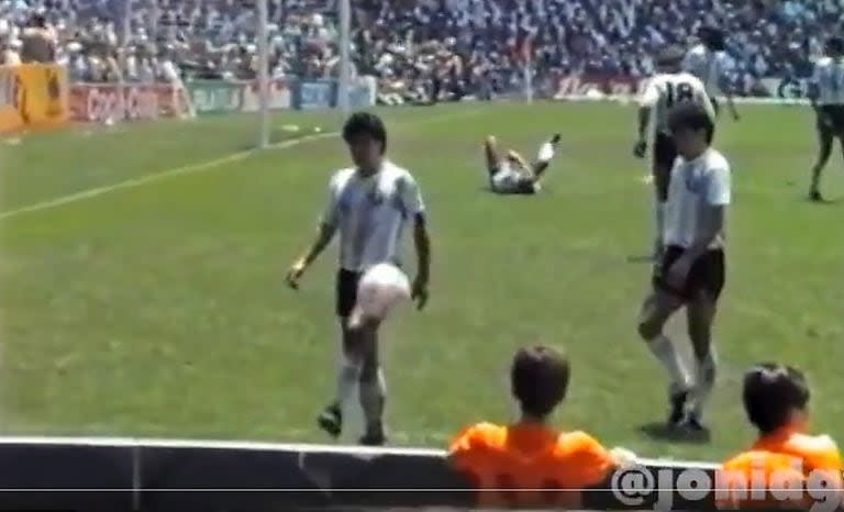 Diego Maradona juguetea con la pelota en el final de Argentina 3 vs. Alemania 2, la definición de México '86